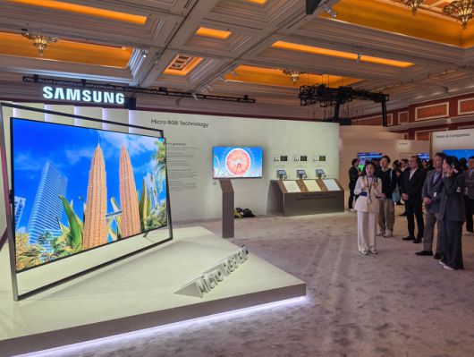 관람객이 미국 라스베이거스에서 열리는 세계 최대 전자 전시회 'CES 2026'에 마련된 윈호텔 삼성전자 단독 전시관에서 '130형 마이크로 RGB TV'를 소개하고 구경하고 있다. [사진=삼성전자]