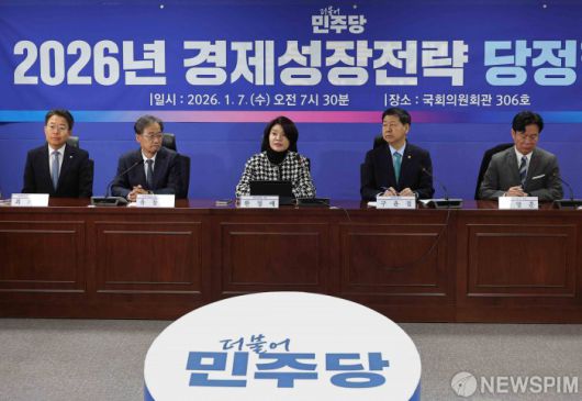 [서울=뉴스핌] 윤창빈 기자 = 한정애 더불어민주당 정책위의장이 7일 서울 여의도 국회 의원회관에서 열린 2026년 경제성장전략 당정협의에서 모두발언을 하고 있다. 2026.01.07 pangbin@newspim.com