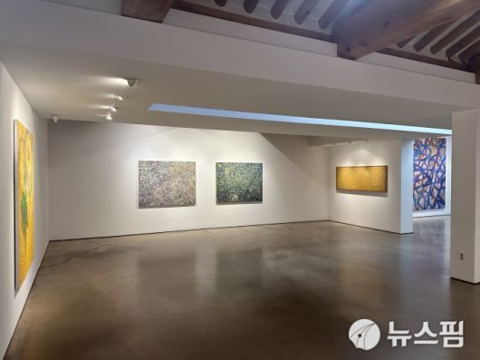 [서울=뉴스핌] 이지은 기자 = 성희승 작가의 개인전 '이터널 비커밍(Eternal Becoming)' 전시 전경. 2026.01.07 alice09@newspim.com