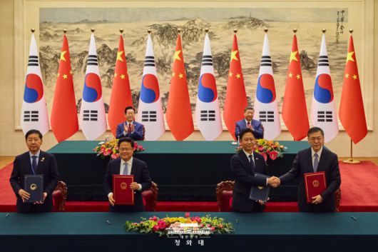 [서울=뉴스핌] 구윤철 부총리 겸 재정경제부 장관(왼쪽부터)과 정산제 중국 국가발전개혁위원회 주임, 배경훈 부총리 겸 과기정통부 장관과 인허쥔 중국 과학기술부 부장이 지난 5일 중구 베이징 인민대회당에서 열린 한중 MOU 체결식에서 협약서를 들고 기념촬영을 하고 있다. [사진=청와대] 2026.01.06 photo@newspim.com