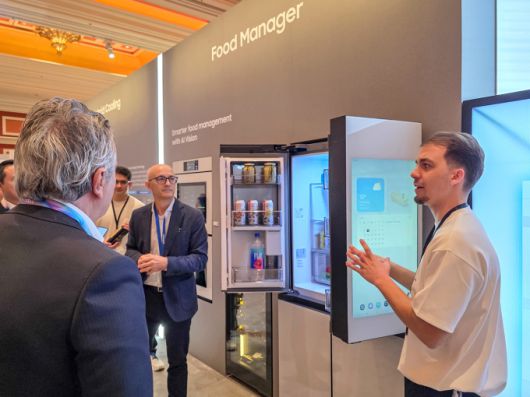 관람객이 미국 라스베이거스에서 열리는 세계 최대 전자 전시회 'CES 2026'에 마련된 윈호텔 삼성전자 단독 전시관에서 '비스포크 AI 패밀리허브' 냉장고를 체험하고 있다. [사진=삼성전자]