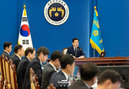 이재명 대통령이 8일 오후 청와대에서 첫 수석보좌관회의이자 올해 첫 대수보 회의를 주재하고 있다. [사진=청와대]