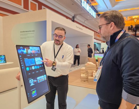 관람객이 미국 라스베이거스에서 열리는 세계 최대 전자 전시회 'CES 2026'에 마련된 윈호텔 삼성전자 단독 전시관에서 '더 무빙스타일' 무선 이동형 스크린을 체험하고 있다.