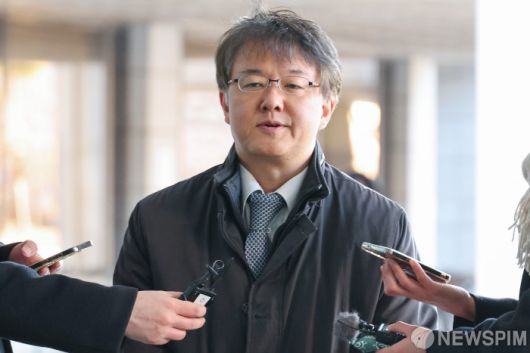 [서울=뉴스핌] 류기찬 기자 = 통일교와 신천지의 정교 유착 의혹을 수사할 김태훈 합동수사본부장이 8일 오전 서울 서초구 서울고등검찰청에 마련된 합동수사본부 사무실로 출근하며 입장을 밝히고 있다. 2026.01.08 ryuchan0925@newspim.com