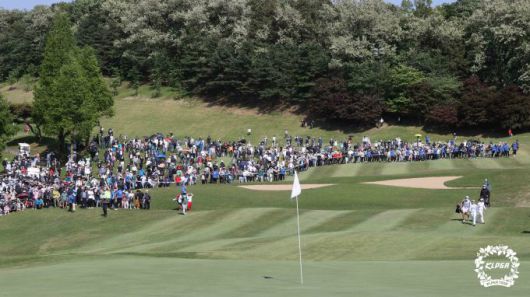 대회장을 가득 메운 갤러리. [사진= KLPGA]