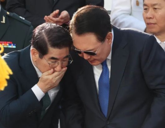 2024년 10월 1일 서울 광화문에서 열린 제76주년 국군의 날 시가행진 행사에서 윤석열 대통령이 호국영웅 및 유족들과 함께 행진을 지켜보다 김용현 국방부장관의 이야기를 듣고 있다.  [사진=대통령실사진기자단] 2026.01.09 gomsi@newspim.com