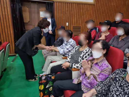 김병기 민주당 의원 아내 이모씨가 2022년 9월 20일 서울 동작구의회 '한가족 장애인 예술제' 행사에서 참석자들과 교류하는 모습. [사진=김병기 의원 SNS 캡처]