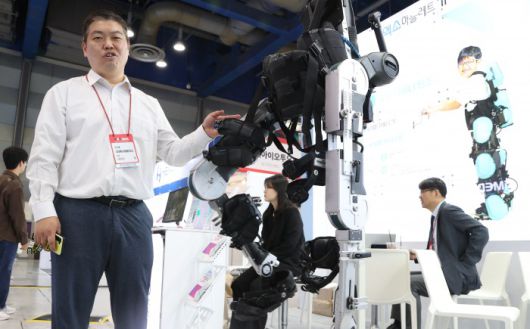 [서울=뉴스핌] 이호형 기자 = 2024 국제 병원의료산업 박람회가 2일 서울 코엑스 A,B홀에서 열린 가운데 코스모로보틱스 관계자가 재활로봇치료를 설명하고  있다. 4일까지 열리는 이번 행사는 디지털 헬스케어, 스마트병원, 의료 IT 기술, 의료로봇, 병원 설비, 병원 용품 등과 솔루션 및 최신 정보도 제공한다. 2024.10.02 leemario@newspim.com