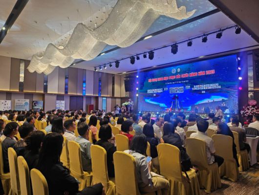 베트남 전역의 재활의학 전문의와 관계자들이 모인 '2025 베트남 재활과학 컨퍼런스' 개막식 현장 [사진=한헬스케어]