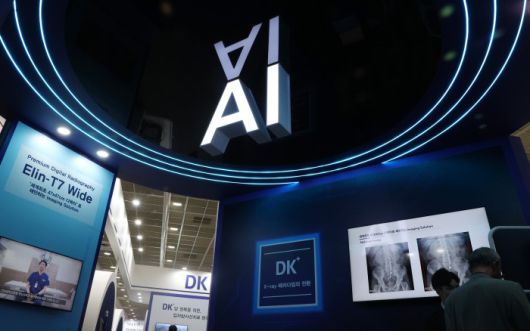 [서울=뉴스핌] 이호형 기자 = 2024 국제 병원의료산업 박람회가 2일 서울 코엑스 A,B홀에서 열린 가운데 DK메디컬이 AI 통합검진 부스를 선보이고 있다. 4일까지 열리는 이번 행사는 디지털 헬스케어, 스마트병원, 의료 IT 기술, 의료로봇, 병원 설비, 병원 용품 등과 솔루션 및 최신 정보도 제공한다. 2024.10.02 leemario@newspim.com