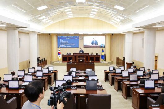 의회는 오는 6월 끝나는 9대 의회가 유종의 미를 거두고 새롭게 출범하는 10대 의회가 원활히 운영될 수 있도록 만반의 노력을 기울이겠다고 밝혔다. 사진은 지난해 12월 18일에 열렸던 제300회 제2차 정례회 제3차 본회의 중 한 장면. [사진=안산시의회]