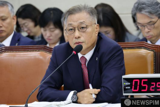 [서울=뉴스핌] 이형석 기자 = 강중구 건강보험심사평가원장이 16일 오후 서울 여의도 국회에서 열린 보건복지위원회의 국민건강보험공단, 건강보험심사평가원 국정감사에서 의원질의에 답하고 있다. 2024.10.16 leehs@newspim.com