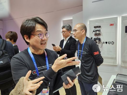[라스베이거스=뉴스핌] 김아영 기자 = 박선용 3M 본사 애플리케이션 엔지니어링 스페셜리스트가 3M 기술에 대해 설명하고 있다. 2026.01.08 aykim@newspim.com