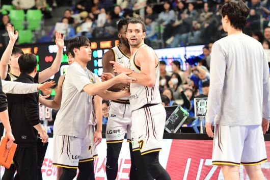 [서울=뉴스핌] 장환수 스포츠전문기자= LG 아셈 마레이가 12일 한국가스공사와 대구 원정 경기에서 2쿼터 심판 판정에 거세게 항의하고 있다. [사진=KBL] 2026.01.12 zangpabo@newspim.com