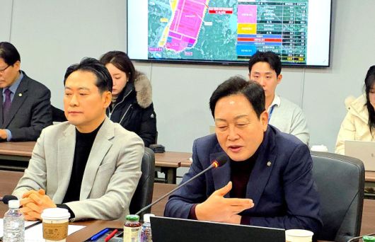 지난 9일 김선교 국민의힘 경기도당 위원장이 장동혁 대표와 용인 반도체 클러스터 현장을 방문해 호남이전론에 대해 반대 발언을 하고 있다.[사진=국민의힘 경기도당]