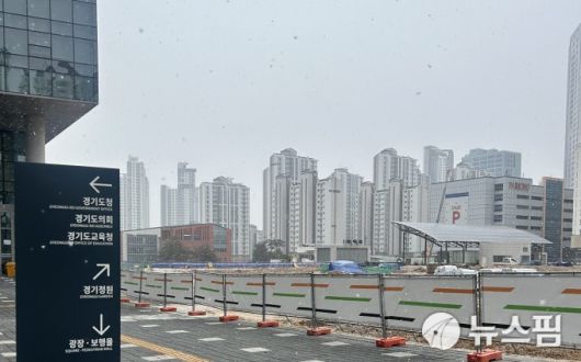 [수원=뉴스핌] 김가현 기자 = 경기도의 새로운 상징이 될 '마지막 퍼즐'의 경기정원 공사 현장은 열기로 가득했다. 2026.01.12 1141world@newspim.com