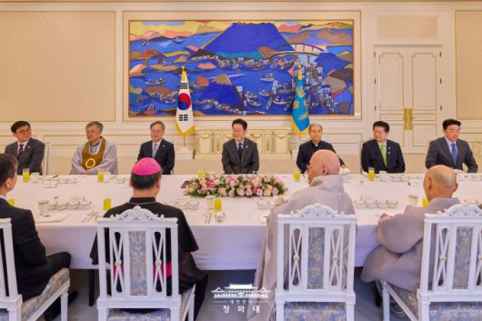 이재명 대통령이 12일 청와대로 종교 지도자들을 초청해 오찬 간담회를 하고 있다. [사진=청와대]