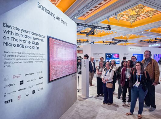 관람객이 미국 라스베이거스에서 열리는 세계 최대 전자 전시회 'CES 2026'에 마련된 윈호텔 삼성전자 단독 전시관에서 삼성전자 OLED 'S95H'를구경하고 있다. [사진=삼성전자]