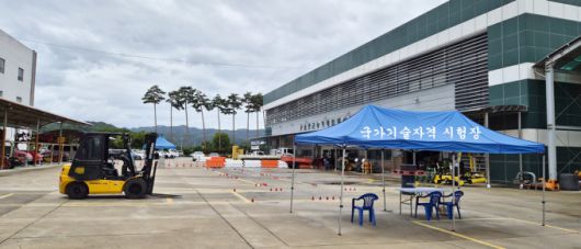 경북 울진군이 운영하는 농기계임대사업소(위)와 국가기술자격시험장.[사진=울진군]2026.01.12 nulcheon@newspim.com
