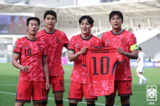 [서울=뉴스핌] 10일 레바논과의 2026 AFC U-23 아시안컵 조별리그 2차전에서 대표팀 선수들이 골을 넣은 뒤 부상으로 빠진 강상윤의 유니폼을 들고 골 세리머니를 하고 있다. [사진 = 대한축구협회] 2026.01.10 wcn05002@newspim.com