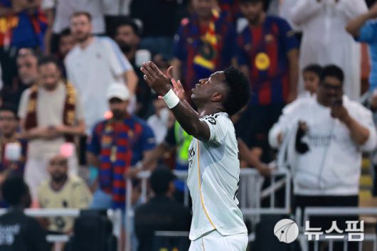 [제다 로이터=뉴스핌] 레알 마드리드의 비니시우스가 12일 열린 바르셀로나와의 슈퍼컵 결승에서 동점골을 넣은 뒤 세리머니 하고 있다. 2026.01.12 wcn05002@newspim.com