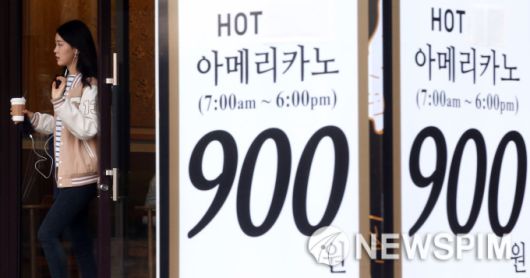 장기 불황 속에 1000원 이하의 아메리카노를 파는 커피전문점 브랜드가 속속 등장해 소비자들의 눈길을 끌고 있다. 28일 서울 신촌역 부근의 한 카페가 오전 7시부터 오후 6시까지 따뜻한 아메리카노를 900원에 판매한다는 홍보배너를 내걸고 영업을 하고 있다. /김학선 기자 yooksa@