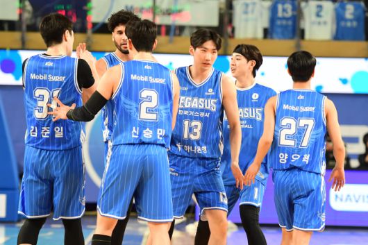 [서울=뉴스핌] 장환수 스포츠전문기자= 한국가스공사 선수들이 12일 LG와 대구 홈 경기에서 승리를 거둔 뒤 환호하고 있다. [사진=KBL] 2026.01.12 zangpabo@newspim.com