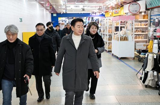 김동근 의정부시장이 관내 주요 상권을 방문해 상인들과 소통하며 새해 민생 현장을 살펴보고 있다. [사진=의정부] 2026.01.12 atbodo@newspim.com