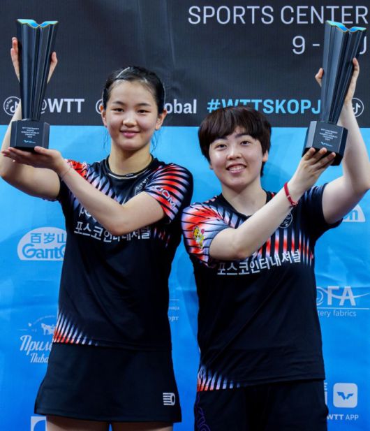 WTT 스코피예 여자복식 우승을 합작한 김나영(왼쪽)과 유한나.