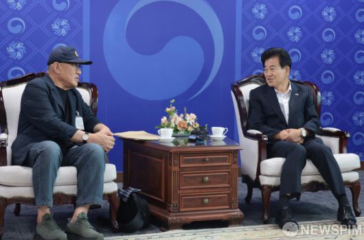 [서울=뉴스핌] 이길동 기자 = 정동영 통일부 장관이  8일 오전 서울 종로구 정부서울청사에서 최성룡 전후납북자피해가족연합회 이사장을 비롯한 이사진을 면담하고 있다.2025.8.08 gdlee@newspim.com