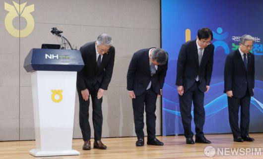 [서울=뉴스핌] 이형석 기자 = 강호동 농협 회장(왼쪽)이 13일 오전 서울 중구 농협중앙회 본관에서 농림축산식품부 특별감사 중간결과 발표와 관련해 대국민 사과를 하고 있다. 강 회장은 조직 전반에 대한 쇄신 및 제도개선 방안을 발표하며 신뢰 회복에 나서겠다는 입장을 밝혔다. 2026.01.13 leehs@newspim.com