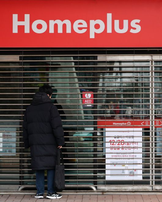 [서울=뉴스핌] 최지환 기자 = 28일 서울 강서구 홈플러스 가양점에 영업중단을 알리는 안내문이 붙어 있다. 기업회생에 난항을 겪고 있는 홈플러스는 28일부터 적자 규모가 큰 가양, 일산, 장림, 원천, 울산북구 등 5개 지점의 운영을 중단했다. 2025.12.28 choipix16@newspim.com