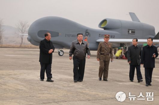 [서울=뉴스핌] 이영종 통일전문기자 = 북한 김정은 국무위원장이 25~26일 연이어 무인정찰기와 자폭드론 개발과 성능시험 현장을 참관하고 이 분야를 "중장기적인 사업으로 인내성 있게 강력히 추진해 나갈 것"이란 입장을 밝혔다. 사진은 김정은이 대형 무인기를 돌아보는 모습. 왼쪽부터 리병철 노동당 군수정책 담당 총고문, 김정은, 중장(우리의 소장)급 관계자, 당 비서 박정천과 조춘룡. [사진=노동신문] 2025.03.27 yjlee@newspim.com