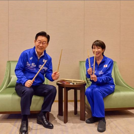 이재명 대통령과 다카이치 사나에 일본 총리가 이 13일 오후 일본 나라현에서 열린 한일 정상회담 후 친교 시간에 다카이치 총리가 좋아하는 드럼을 함께 치며 친밀한 한일 관계를 상징하는 즉석 드럼 합주를 선보였다. 한일 정상이 드럼 스틱을 들고 기념사진을 찍고 있다. [사진=KTV] 2026.01.13