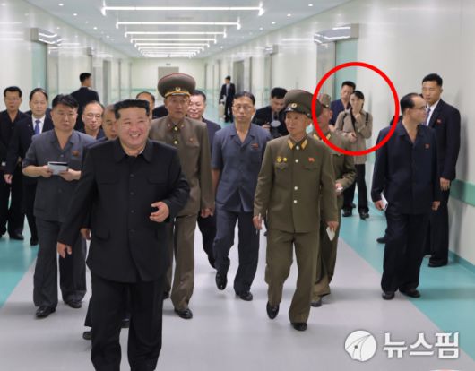 [서울=뉴스핌] 이영종 통일전문기자 = 지난해 9월 24일 국무위원장 김정은의 평양종합병원 건설 현장 방문에 나타난 여동생 김여정(붉은 원). 수행 간부군에 끼지 못하고 먼 발치에서 수행하는 모습이 드러난다. [사진=노동신문] 2026.01.14 yjlee@newspim.com