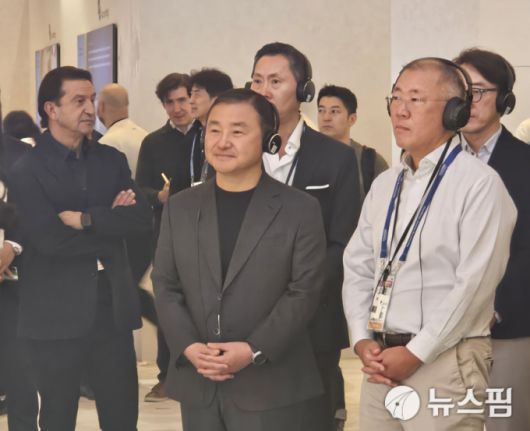 노태문 삼성전자 대표이사 사장(왼쪽)과 정의선 현대차 회장이 6일(현지시간) 세계 최대 가전 IT 전시회 'CES 2026'에 참여한 삼성전자 부스에서 제품 설명을 듣고 있는 모습. [사진=독자제공]