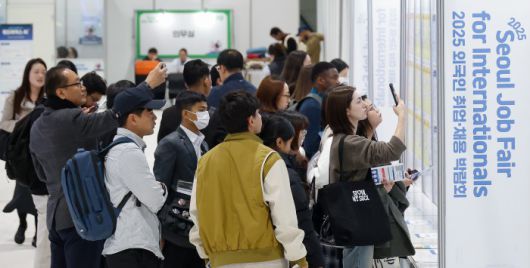 [서울=뉴스핌] 류기찬 기자 = 20일 오후 서울 강남구 세텍 서울무역전시장에서 열린 '외국인 취업·채용 박람회'를 찾은 구직자들이 채용공고 게시대를 살펴보고 있다. 2025.11.20 ryuchan0925@newspim.com