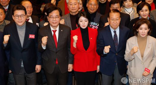 [서울=뉴스핌] 류기찬 기자 = 송언석 국민의힘 원내대표(왼쪽 두번째부터), 배현진 서울특별시당 위원장, 권영세 의원, 나경원 의원 을 비롯한 참석자들이 14일 오전 서울 여의도 중소기업중앙회 KBIZ홀에서 열린 2026 국민의힘 서울시당 신년인사회에서 기념 촬영을 하고 있다. 2026.01.14 ryuchan0925@newspim.com