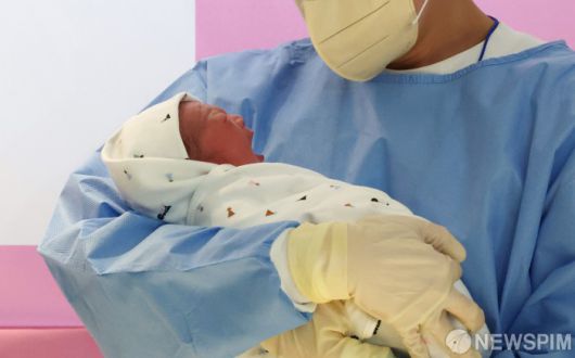 아빠 품에 안긴 신생아.[사진=뉴스핌DB]