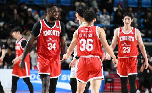 [잠실학생=뉴스핌]이웅희 기자=SK 선수들이 15일 LG와의 홈경기에서 크게 앞서 나가며 기뻐하고 있다. [사진=KBL] 2026.01.15 iaspire@newspim.com