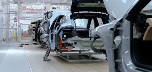 [사진 = 유비텍 공식 홈페이지] 중국 로봇 개발사 유비텍(優必選∙유비쉬안∙UBTECH, 9880.HK)이 출시한 중국 최초의 상용화된 전신형 이족 휴머노이드 로봇 워커(Walker)가 자동차 공장 생산라인에 투입돼 활용되고 있는 모습.