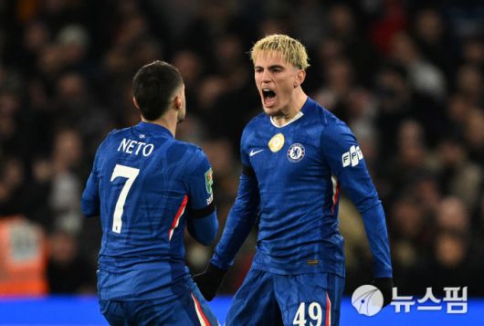 [런던 로이터=뉴스핌] 첼시의 가르나초(오른쪽)가 15일 열린 아스널과의 경기에서 추격골을 넣은 뒤 기뻐하고 있다. 2026.01.15 wcn05002@newspim.com