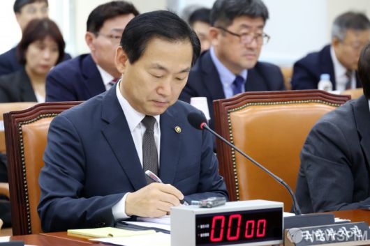 [서울=뉴스핌] 정일구 기자 = 이두희 국방부 차관이 2일 오후 서울 여의도 국회에서 열린 국방위원회 전체회의에서 자료를 살펴보고 있다. 2025.09.02 mironj19@newspim.com