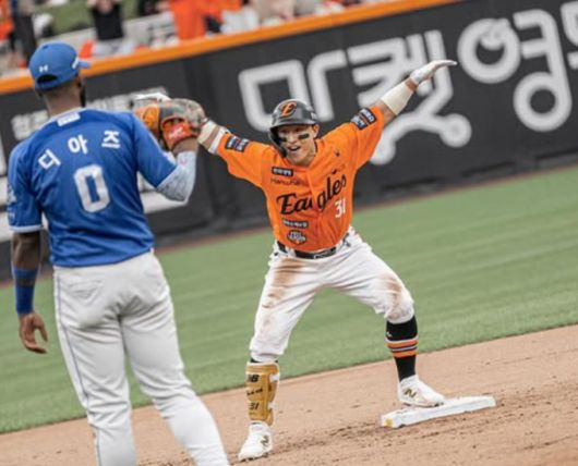 [서울=뉴스핌] 한화의 손아섭이 지난 18일에 열린 플레이오프 1차전에서 6회 1타점 적시 2루타를 기록한 뒤 세리머니 하고 있다. [사진 = 한화] 2025.10.18 wcn05002@newspim.com