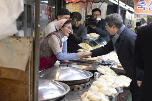 의왕 도깨비시장 방문. [사진=경기도]