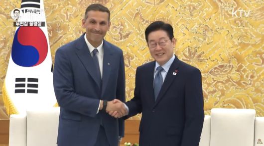 이재명(오른쪽) 대통령이 15일 청와대에서 한국을 찾은 칼둔 칼리파 알 무바라크 아부다비 행정청장을 만나 악수하고 있다. [사진=KTV]