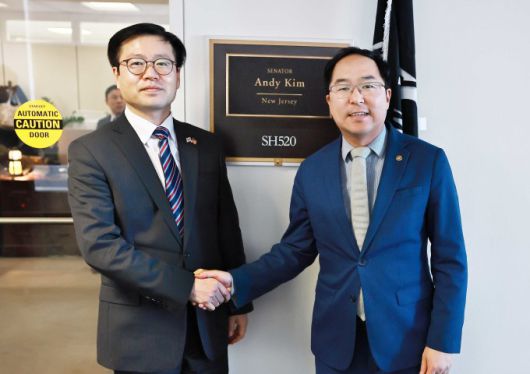 여한구 산업통상부 통상교섭본부장(왼쪽)이 13일(현지시간) 미국 워싱턴 D.C. 의회에서 앤디 킴(Andrew Kim) 상원의원과 면담을 갖고 기념사진을 찍고 있다. [사진=산업통상부] 2026.01.15 dream@newspim.com