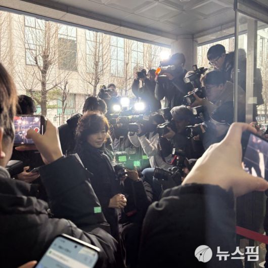 [서울=뉴스핌] 고다연 기자 = 강선우 무소속 의원에게 공천 헌금 1억원을 건넸다는 의혹을 받는 김경 서울시의원이 15일 오전 서울 마포구 서울경찰청 공공범죄수사대에 출석하고 있다.  2026.01.15 gdy10@newspim.com