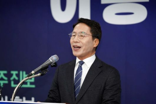 경북권 민주진보진영의 경북교육감 단일후보로 선출된 이용기 경북혁신교육연구소 '공감' 소장이 15일 기자회견을 열고 '6.3지방선거' 경북교육감 출마를 공식 선언하고 있다.[사진=이용기 출마예정자]2026.01.15 nulcheon@newspim.com