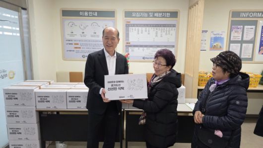 경기도농수산진흥원은 지난 14일 하남시 푸드뱅크에서 경기도사회복지협의회, 이마트와 함께 친환경농산물 꾸러미 전달식을 가졌다. [사진=경기도]